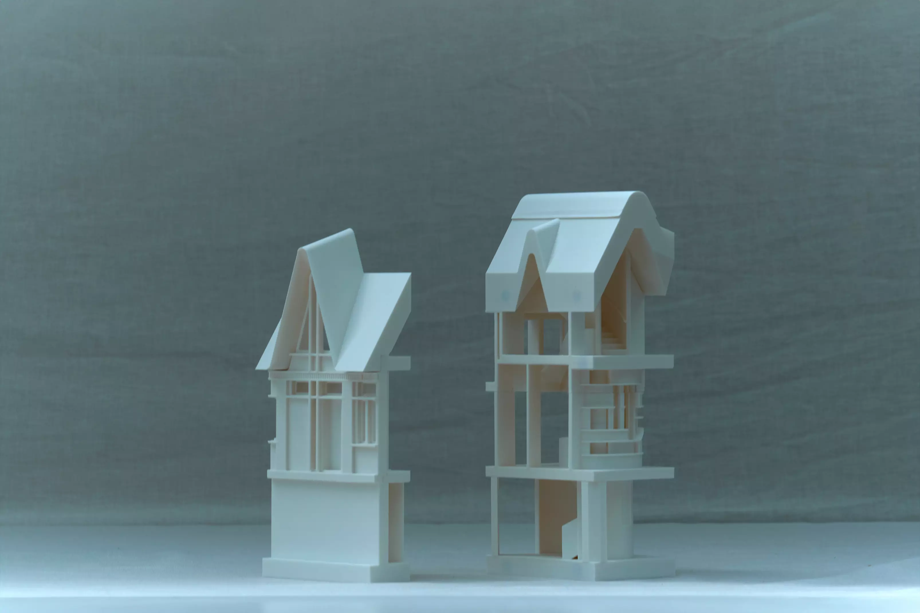 Mehrere 3D-gedruckte Module der Wendeltreppe nebeneinander liegend, unterschiedlich gedreht für bessere Ansicht der Designs